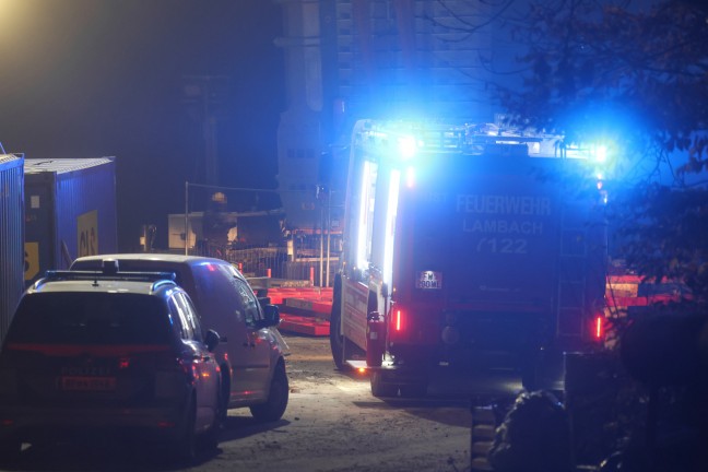 Raddumper umgestrzt: Einsatzkrfte bei Personenrettung auf Baustelle in Lambach im Einsatz