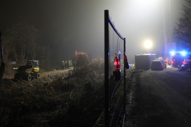 Raddumper umgestrzt: Einsatzkrfte bei Personenrettung auf Baustelle in Lambach im Einsatz