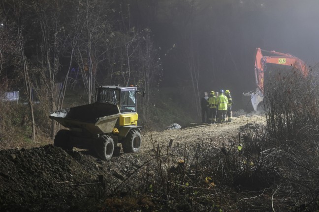 Raddumper umgestrzt: Einsatzkrfte bei Personenrettung auf Baustelle in Lambach im Einsatz