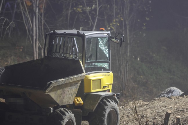 Raddumper umgestrzt: Einsatzkrfte bei Personenrettung auf Baustelle in Lambach im Einsatz