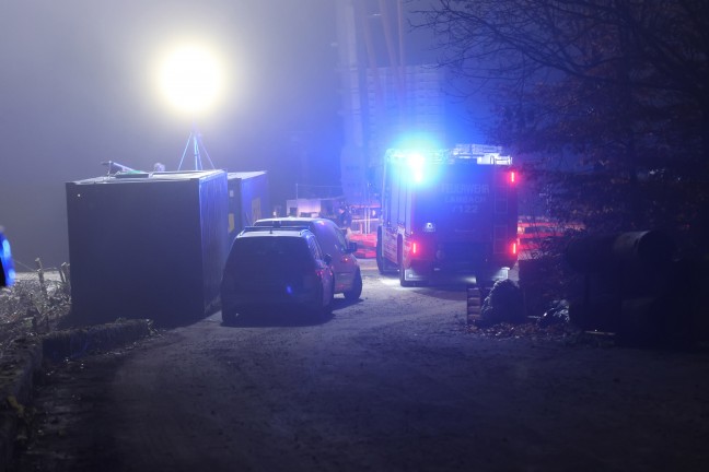 Raddumper umgestrzt: Einsatzkrfte bei Personenrettung auf Baustelle in Lambach im Einsatz