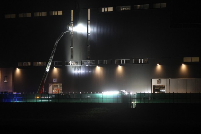 Groeinsatz: Acht Feuerwehren bei Brand in einem Recyclingunternehmen in Enns im Einsatz