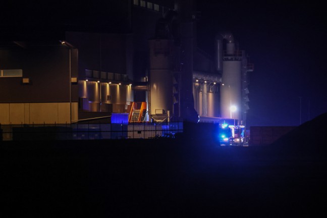 Groeinsatz: Acht Feuerwehren bei Brand in einem Recyclingunternehmen in Enns im Einsatz