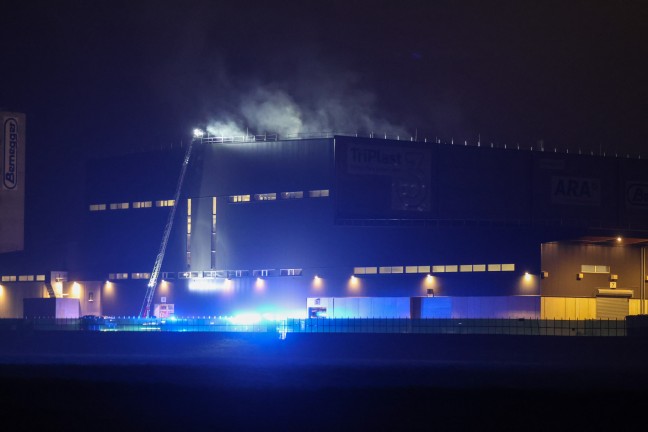 Groeinsatz: Acht Feuerwehren bei Brand in einem Recyclingunternehmen in Enns im Einsatz