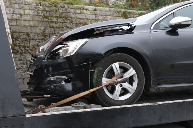 Kreuzungscrash zwischen zwei PKW auf Voralpenstrae in Kremsmnster fordert zwei Verletzte