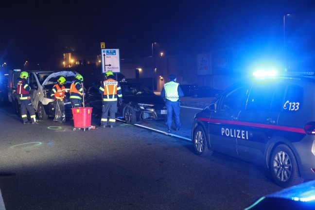 Abendverkehr: Auffahrunfall zwischen Kleintransporter und Auto auf Wiener Strae in Marchtrenk