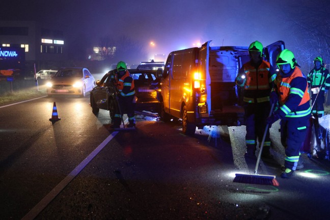 Abendverkehr: Auffahrunfall zwischen Kleintransporter und Auto auf Wiener Strae in Marchtrenk