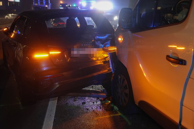 Abendverkehr: Auffahrunfall zwischen Kleintransporter und Auto auf Wiener Strae in Marchtrenk