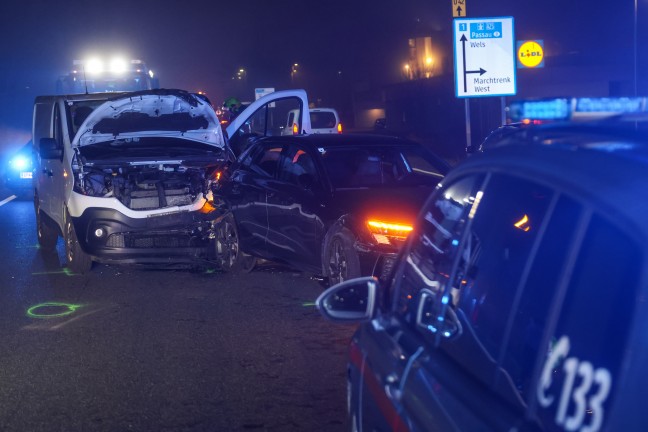 Abendverkehr: Auffahrunfall zwischen Kleintransporter und Auto auf Wiener Strae in Marchtrenk