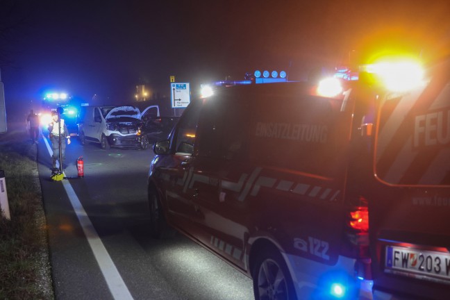 Abendverkehr: Auffahrunfall zwischen Kleintransporter und Auto auf Wiener Strae in Marchtrenk