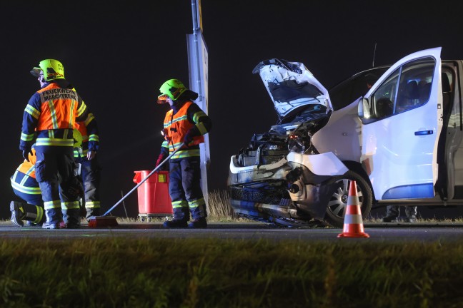 Abendverkehr: Auffahrunfall zwischen Kleintransporter und Auto auf Wiener Strae in Marchtrenk