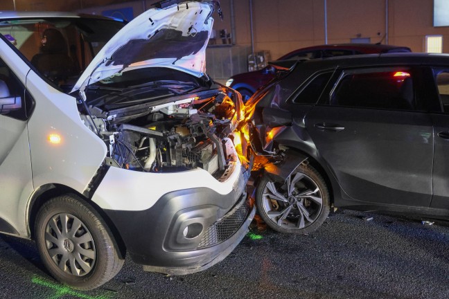 Abendverkehr: Auffahrunfall zwischen Kleintransporter und Auto auf Wiener Strae in Marchtrenk