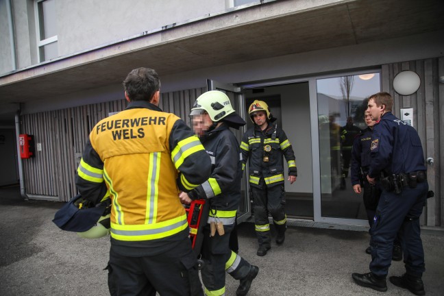 Einsatzkrfte zu vermeintlichem Kellerbrand in einer Wohnanlage in Wels-Vogelweide alarmiert