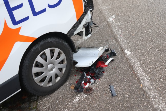Fahrerflucht: Vereinsbus in Wels-Lichtenegg nachts von Fahrzeug gerammt und schwer beschdigt