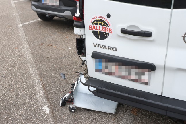 Fahrerflucht: Vereinsbus in Wels-Lichtenegg nachts von Fahrzeug gerammt und schwer beschdigt