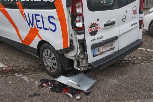 Fahrerflucht: Vereinsbus in Wels-Lichtenegg nachts von Fahrzeug gerammt und schwer beschdigt