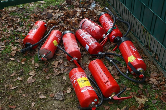 Sieben Feuerwehren beim Vollbrand eines Kleingebudes in Pettenbach im Einsatz