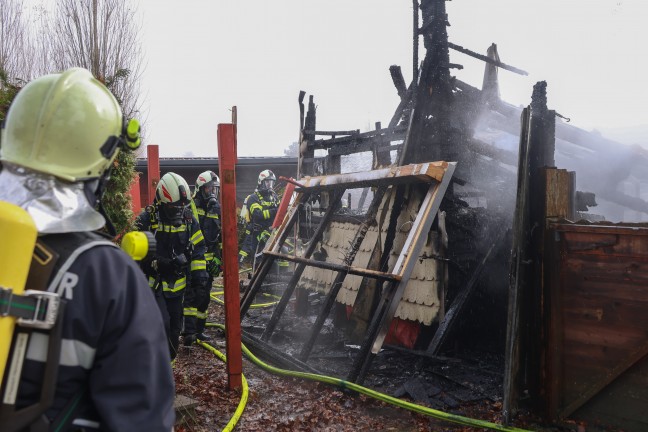 Sieben Feuerwehren beim Vollbrand eines Kleingebudes in Pettenbach im Einsatz