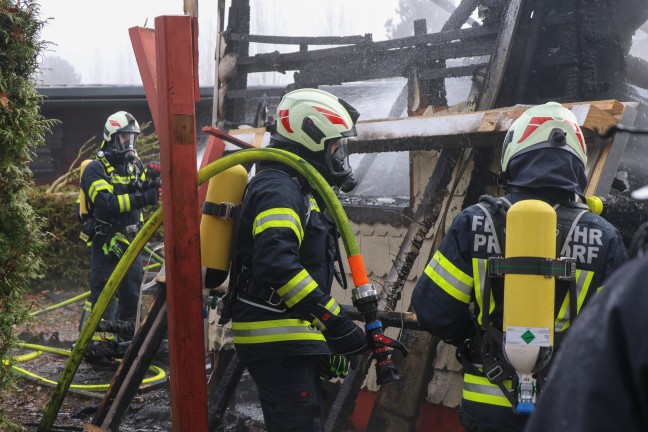 Sieben Feuerwehren beim Vollbrand eines Kleingebudes in Pettenbach im Einsatz