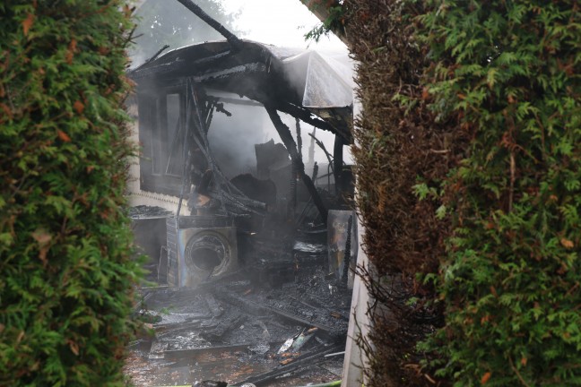 Sieben Feuerwehren beim Vollbrand eines Kleingebudes in Pettenbach im Einsatz