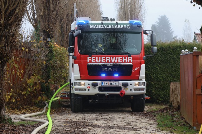 Sieben Feuerwehren beim Vollbrand eines Kleingebudes in Pettenbach im Einsatz