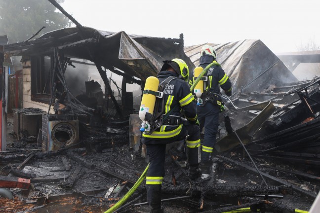 Sieben Feuerwehren beim Vollbrand eines Kleingebudes in Pettenbach im Einsatz