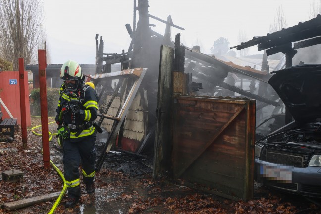 Sieben Feuerwehren beim Vollbrand eines Kleingebudes in Pettenbach im Einsatz