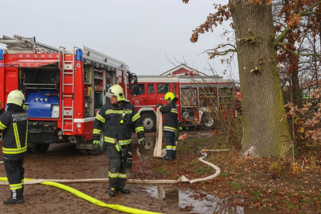 Sieben Feuerwehren beim Vollbrand eines Kleingebudes in Pettenbach im Einsatz