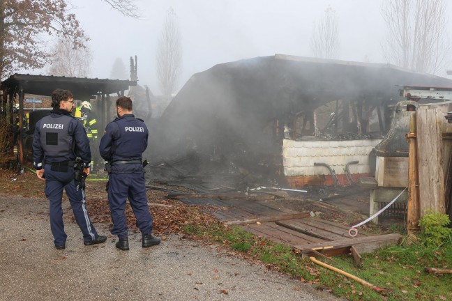 Sieben Feuerwehren beim Vollbrand eines Kleingebudes in Pettenbach im Einsatz