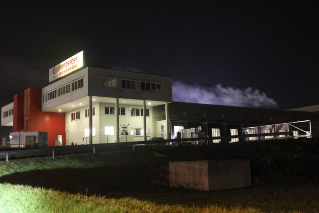 Einsatzkrfte zu Brand bei einem Logistikunternehmen in Eberstalzell alarmiert