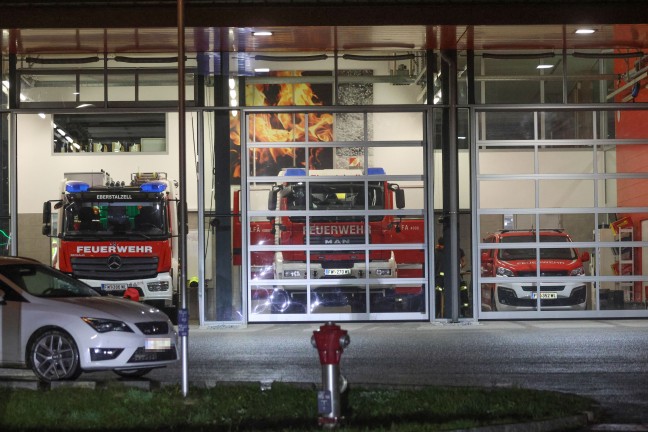 Einsatzkrfte zu Brand bei einem Logistikunternehmen in Eberstalzell alarmiert