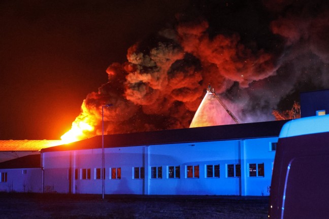 Grobrand: Halle eines Recyclingunternehmens an der Stadtgrenze zwischen Linz und Traun in Vollbrand