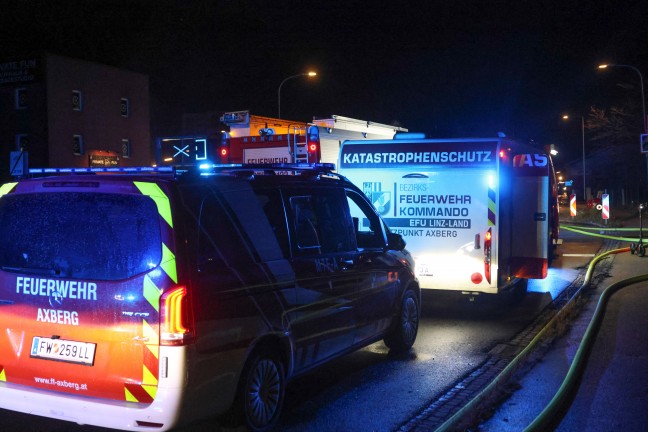 Grobrand: Halle eines Recyclingunternehmens an der Stadtgrenze zwischen Linz und Traun in Vollbrand