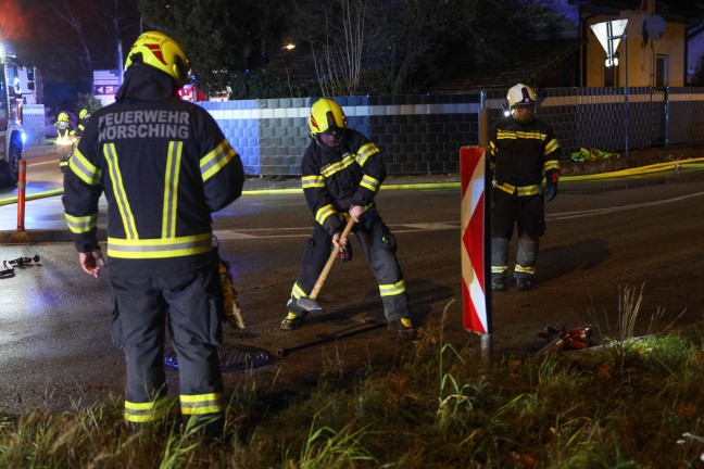 Grobrand: Halle eines Recyclingunternehmens an der Stadtgrenze zwischen Linz und Traun in Vollbrand