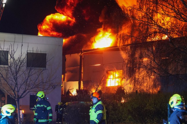 Grobrand: Halle eines Recyclingunternehmens an der Stadtgrenze zwischen Linz und Traun in Vollbrand