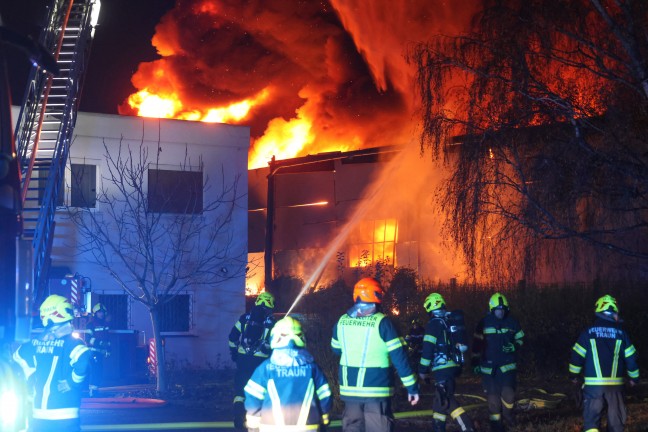 Grobrand: Halle eines Recyclingunternehmens an der Stadtgrenze zwischen Linz und Traun in Vollbrand