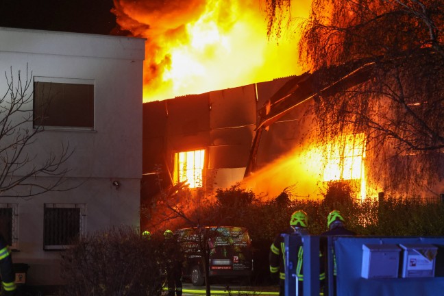 Grobrand: Halle eines Recyclingunternehmens an der Stadtgrenze zwischen Linz und Traun in Vollbrand