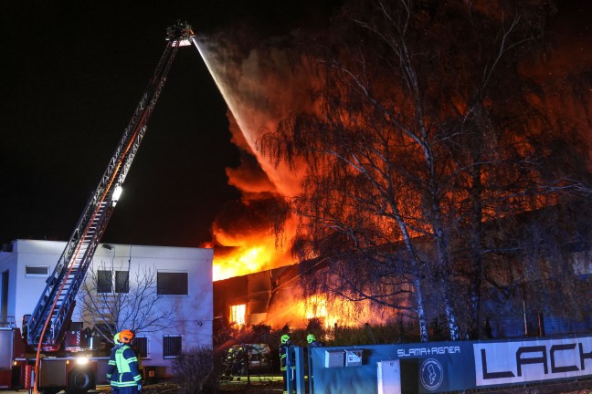 Grobrand: Halle eines Recyclingunternehmens an der Stadtgrenze zwischen Linz und Traun in Vollbrand