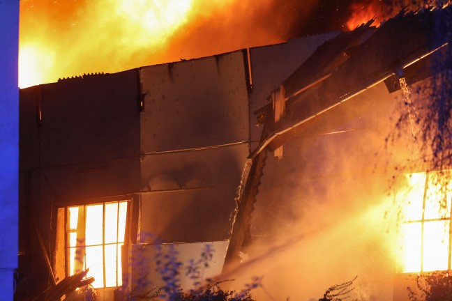 Grobrand: Halle eines Recyclingunternehmens an der Stadtgrenze zwischen Linz und Traun in Vollbrand