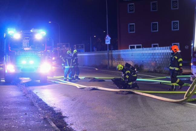 Grobrand: Halle eines Recyclingunternehmens an der Stadtgrenze zwischen Linz und Traun in Vollbrand