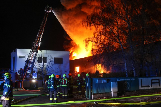 Grobrand: Halle eines Recyclingunternehmens an der Stadtgrenze zwischen Linz und Traun in Vollbrand