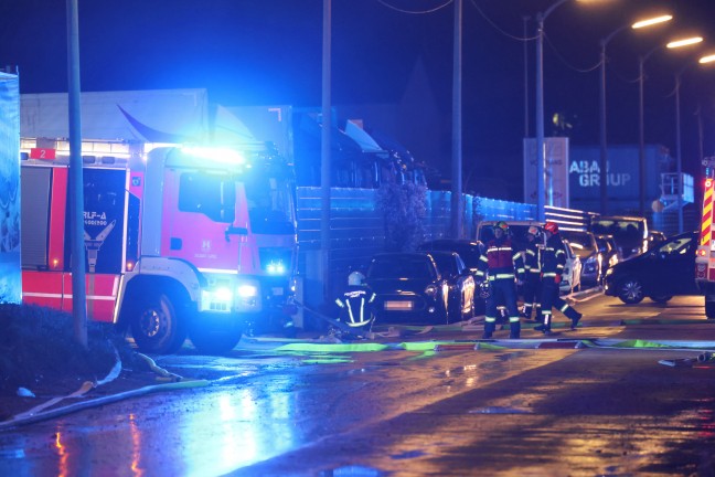 Grobrand: Halle eines Recyclingunternehmens an der Stadtgrenze zwischen Linz und Traun in Vollbrand
