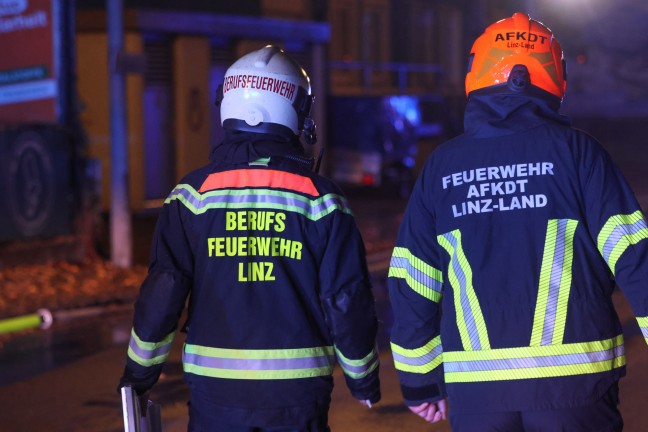 Grobrand: Halle eines Recyclingunternehmens an der Stadtgrenze zwischen Linz und Traun in Vollbrand