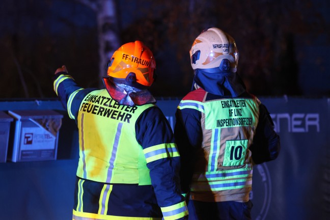 Grobrand: Halle eines Recyclingunternehmens an der Stadtgrenze zwischen Linz und Traun in Vollbrand