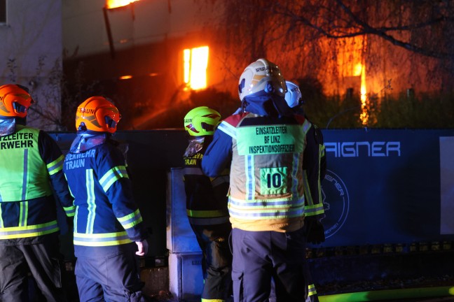 Grobrand: Halle eines Recyclingunternehmens an der Stadtgrenze zwischen Linz und Traun in Vollbrand