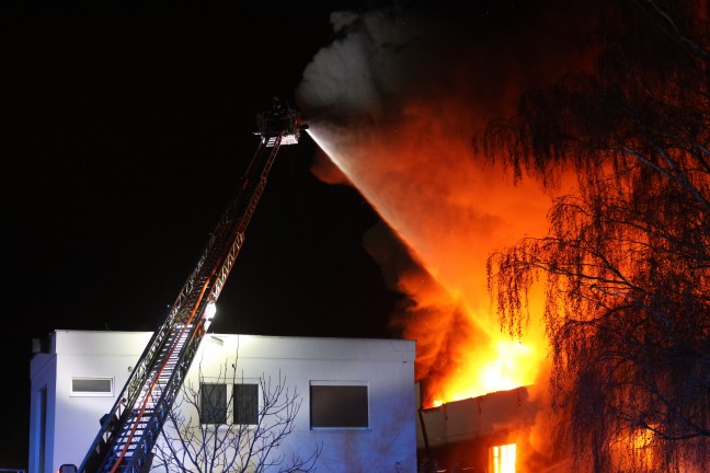 Grobrand: Halle eines Recyclingunternehmens an der Stadtgrenze zwischen Linz und Traun in Vollbrand