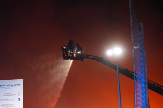 Grobrand: Halle eines Recyclingunternehmens an der Stadtgrenze zwischen Linz und Traun in Vollbrand