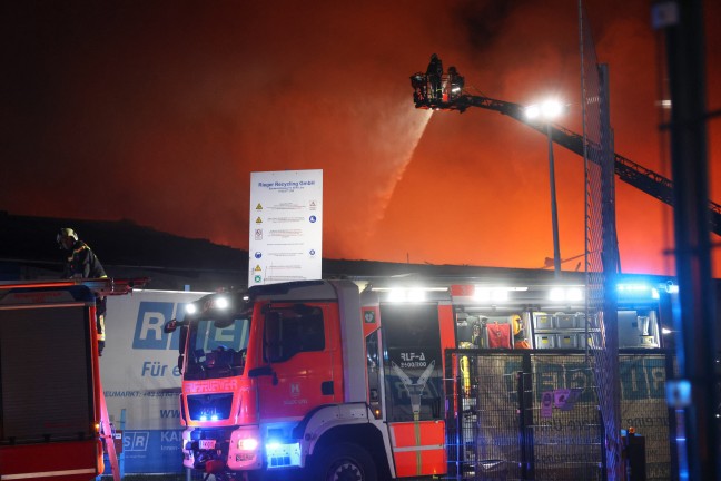 Grobrand: Halle eines Recyclingunternehmens an der Stadtgrenze zwischen Linz und Traun in Vollbrand