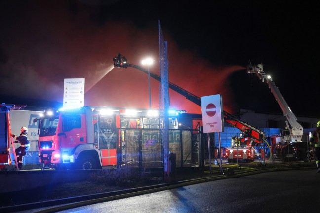Grobrand: Halle eines Recyclingunternehmens an der Stadtgrenze zwischen Linz und Traun in Vollbrand