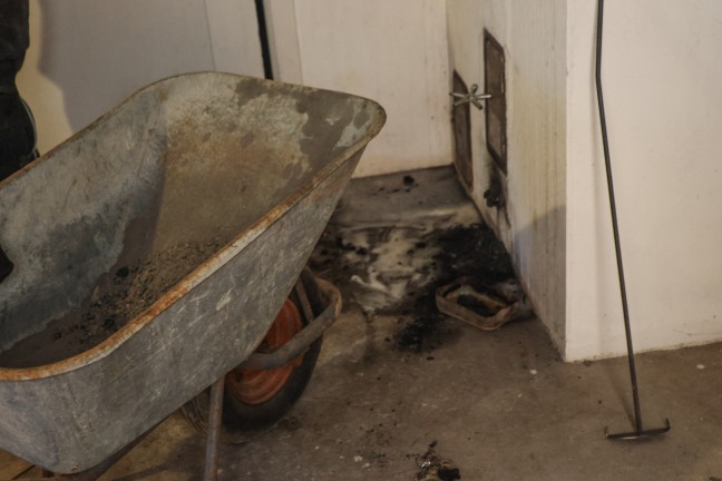 Drei Feuerwehren bei kleinerem Brand in einem Wohnhaus in Steinerkirchen an der Traun im Einsatz